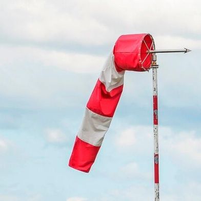 Abgeknickt ist dieser Windsack. Und am Abknicken ist auch der Arbeitsmarkt, wie Experten jetzt feststellen müssen ... (Bild: Windbeuteleck)