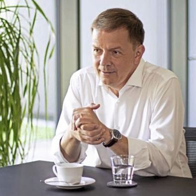 «Fertigungsmesstechnik, wie wir sie herstellen, ist heute weit mehr als ein Mittel zur Qualitätssicherung im Prozess. Sie wird zunehmend als Werkzeug verstanden, das Automatisierung vorantreibt – und sie an vielen Stellen überhaupt erst möglich macht», sagt Alexander Blum, Vorsitzender der Geschäftsführung bei Blum-Novotest. (Bild: Blum-Novotest)