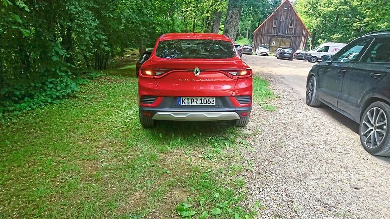 Am Heck zeigt sich die markentypische Lichtsignatur. (Sven Prawitz/Automobil Industrie)