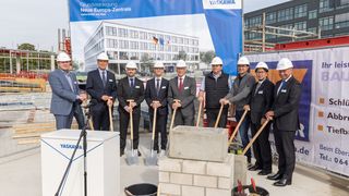 Am 22. September legte der Roboterspezialist Yaskawa offiziell den Grundstein für die neue Europazentrale in Hattersheim am Main bei Frankfurt. Der Bezug des neuen Gebäudes ist für 2023 geplant.  (Yaskava)