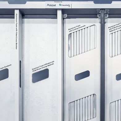 Möglicher Gehäuseaufbau. In den vier Kammern von links nach rechts: reines AAS, AAS mit infiltriertem PCM, AAS mit Kühlstruktur, AAS mit Kühlstruktur und PCM. (Bild: Fraunhofer-IWU)