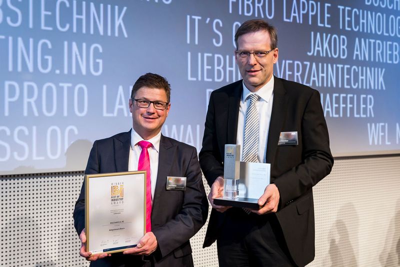 Der Gewinner in der Kategorie „Automatisierung“: Rittal GmbH & Co. KG – Kühlgerätegeneration Blue e+. Den Award nehmen Martin Kandziora (links) und Frank Himmelhuber entgegen. (Stefan Bausewein / VBM)