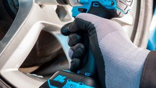 Beim Radwechsel spart der Monteur viel Zeit, wenn er nicht dauernd den Luftschlauch hinterherzerren muss. (Hazet)