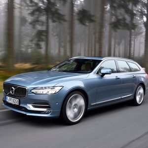 Bei Fahrten auf Landstraßen bringt der V90 mit 350 Nm Drehmoment ordentlich Traktion auf die Straße.(Bild:  Volvo)