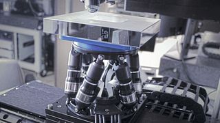 Das Bild zeigt ein Mikroskopiesystem mit Hexapod und erweitertem Arbeitsvolumen für industrielle Automatisierungsmöglichkeiten. (Bild: Aerotech)