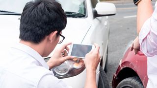 Der TÜV Rheinland empfiehlt, nach einem Unfall sofort Fotos zu machen.  (Shutterstock)