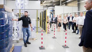 Bei der Eröffnung des neuen Techcenters von Mosca erläutert Patrick Straube, Teamleiter Technikum, die verschiedenen Testmöglichkeiten. (Bild: Mosca)