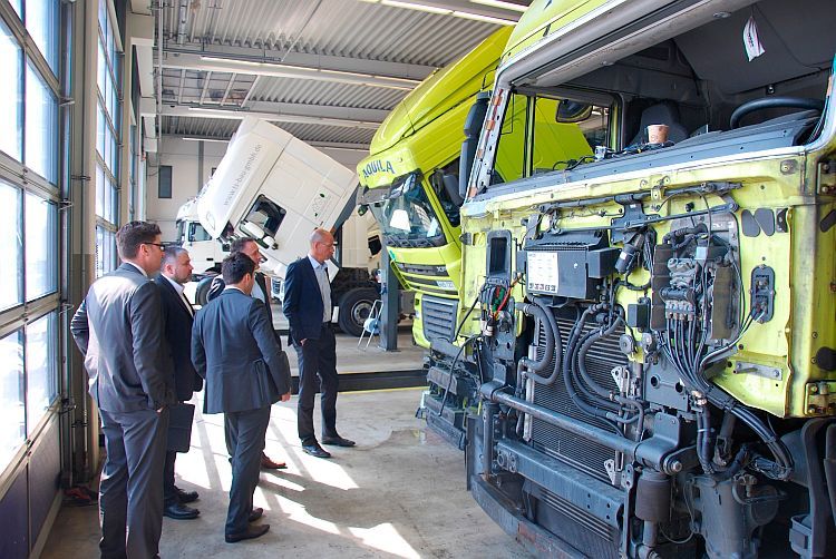 Blick ins Innere: Moderne Lkw bieten guten Zugang zu servicerelevanten Komponenten. (Foto: Rosenow)