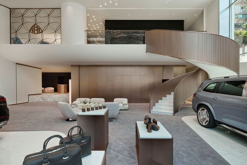 Auf 2.795 Quadratmetern Gesamtfläche können Kundinnen und Kunden in die Welt der Luxusmarke eintauchen. (Bild: Mercedes-Benz AG)