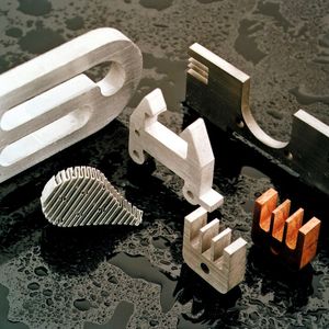 Diese Produktbeispiele aus verschiedenen technischen Materialien sollen die vielseitigen Einsatzmöglichkeiten des CNC-unterstützten Wasserstrahlschneidens demonstrieren.