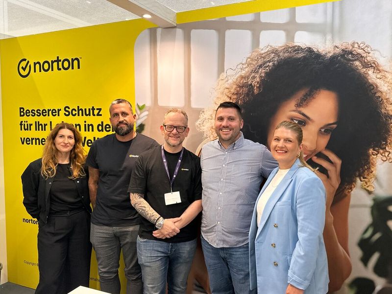 Das Norton Team bringt Denis Werner (ITsocpe) auf den sichersten Stand. (Bild: Vogel IT-Medien)