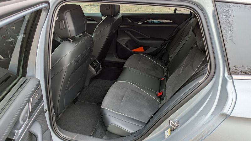 Der VW Passat ist eines der wenigen Autos, bei denen der Aufenthalt in der zweiten Reihe fast noch angenehmer ist als vorn.  (Bild: Rosenow – VCG)