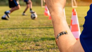 Besonders im Leistungssport sind Informationen zur körperlichen Verfassung wichtig. Das ultrasensitive, elektronische Pflaster XPatch nimmt Körperschweiß auf, generiert in Echtzeit genauste Angaben und schickt diese direkt an das Smartphone des Nutzers. (Bild: Fraunhofer IZM / Volker Mai)