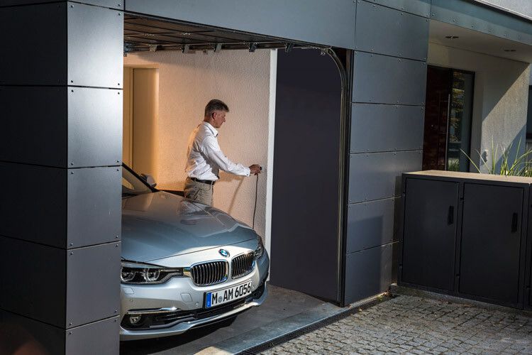 Der BMW 330e soll mit weniger als zwei Litern Kraftstoff auf 100 Kilometern auskommen. (Foto: BMW)