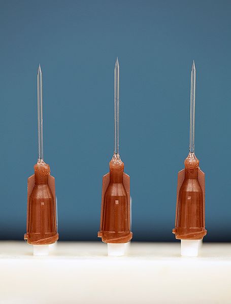 Mikrometerkleine kundenspezifische Injektionsnadeln erlauben ein präzises Ausbringen der Tinte. (Bild: MIT Technology Review)