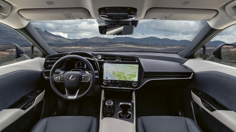 Ein modernes Multimedia-System mit glasklarem 14-Zoll-Touch-Display findet sich im Cockpit. (Bild: Lexus)