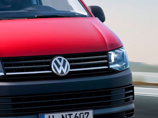 In der Metall- und Elektroindustrie steht die nächste Tarifrund an. Was die Gewerkschaft IG Metall fordert, stößt den Unternehmen allerdings in diesen Zeiten sauer auf. Das wird die Verhandlungen nicht einfacher machen, was auch durch die VW-Pläne befeuert wird.(Bild:  Volkswagen)