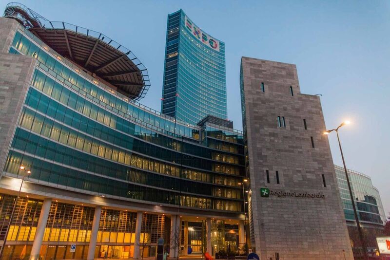 Als erste italienische Großstadt rüstete Mailand anlässlich der Weltausstellung seine Straßenbeleuchtung auf energieeffiziente LED um. Im Bild: Sitz der Regionalregierung der Lombardei. (Bild: Osram, 2015 Marco Di Lauro)