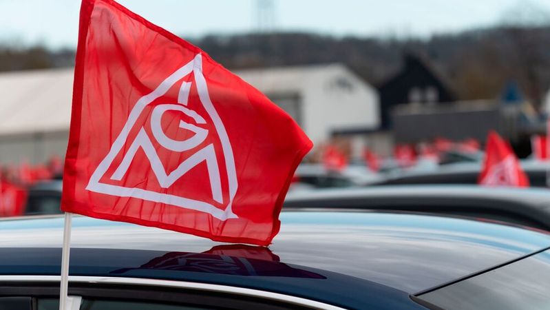 Tarifabschluss der IG Metall mit den Verhandlungsführern der Arbeitgeberseite in NRW und Bayern. (Bild:  Max Gerlach / CC BY-SA )