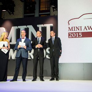 Sebastian Mackensen, Leiter Mini, Peter van Binsbergen, Leiter Vertrieb Deutschland der BMW-Group sowie Christian Ach, Leiter Mini Deutschland (mit Moderatorin Barbara Schöneberger) überreichten die Preise.(Foto:  Mini)