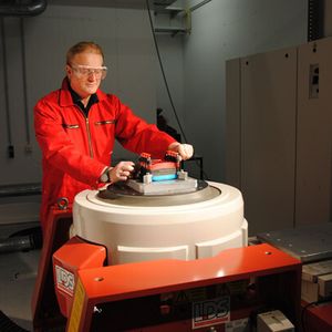 Shaker für mechanischen Belastungs-test von Batterien im ZSW-Testzentrum: am Institut kann gleichzeitig thermisch, elektrisch und klimatisch belastet werden.