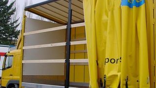 Das nur 50 kg schwere Aluminium-Hubdach von Tang eignet sich besonders für Volumentransporte, bei denen die Fracht relativ wenig wiegt, aber viel Platz benötigt. Bild: Tang (Archiv: Vogel Business Media)