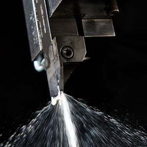 Das Kühlmittel wird präzise auf die Schneide unter den Span geleitet. So führt es die
Hitze gezielt ab und verlängert die Standzeit.
