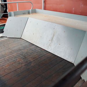 Mehr Arbeitssicherheit besteht für die Schiffscrew. Denn die Geröllräumplattform auf der Vox Amalia bei Van Oord schiebt Geröll und Schutt sicher über Bord. 