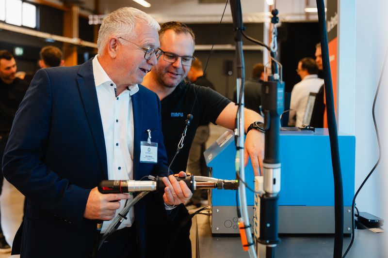 Bernd Weinig, Director Trade Fair Solutions & Partnerships der Vogel Comunications Group und Projektleiter Schraubtec, nutzte die Gelegenheit und probierte die neueste Schraubtechnik von Mafu aus. (Bild: tinografiert)