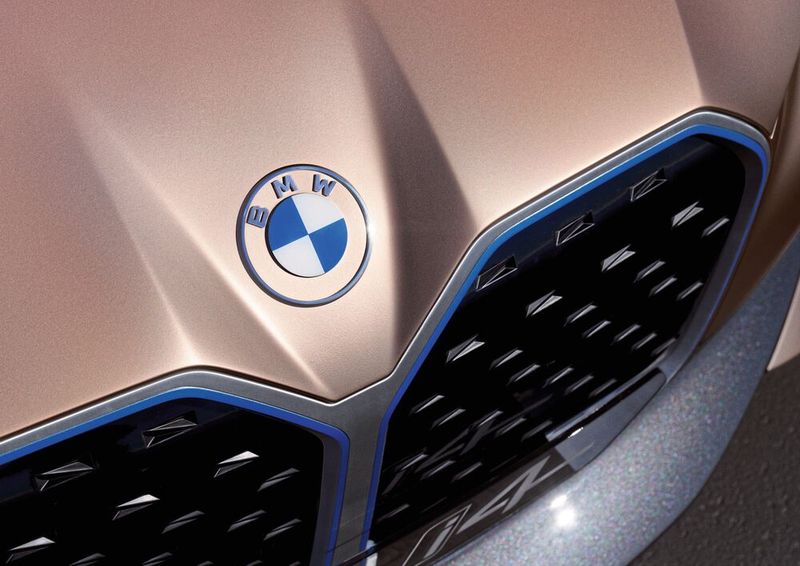 Ganz nebenbei hat BMW übrigens ein neues Logo vorgestellt. (Bild: BMW)