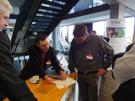 Thomas Gempe, Datacore, erklärt Ulrich Vierkötter, Logicalis, sein Produkt. (Archiv: Vogel Business Media)