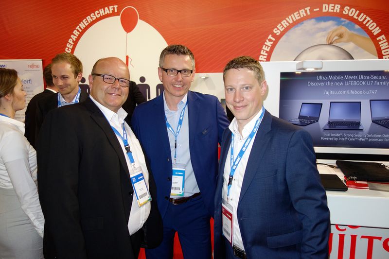 (v. l.) Patrick Hack und Klaus Wagner, Ingram Micro, mit Jochen Haas, microCAT. (Bild: IT-BUSINESS)