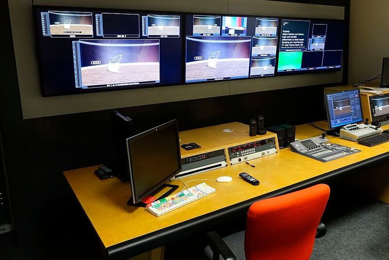 In einem topmodernen Fernsehstudio werden computergenerierte Inhalte mit menschlichen Trainern zu Lernvideos zusammengeführt. (»kfz-betrieb«/Rosenow)