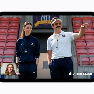Dank Wi-Fi 7 und 5G-Modul können auch unterwegs Filme gestreamt werden.(Bild:  Apple)