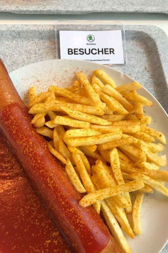 Die Konzern-Currywurst gibt es auch in der Skoda-Kantine in Weiterstadt.(Bild:  Grimm)