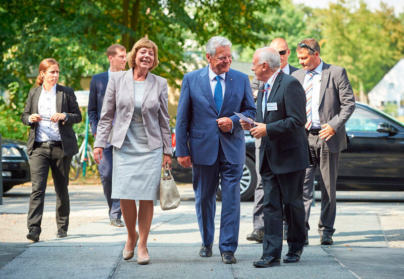 Bundespräsident Joachim Gauck und seine Lebensgefährtin Daniela Schadt fahren am Donnerstag, den 1. September beim DZNE in Bonn vor. (DZNE / Volker Lannert)