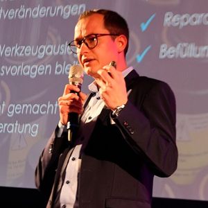 Gastgeber Niko Spreemann, Geschäftsführer bei Tecnorm, gab transparente Einblicke hinter die Kulissen seines Unernehmens.  Tecnorm ist ein Normalienspezialist, der auf mittlerweile mehr als 50 Jahre Erfahrung im Bereich der Norm-, Präzisions- und Zeichnungsteile zurückblicken kann.(Bild:  Maschinenmarkt/rw)