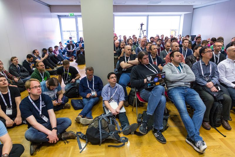 Das Wetter war schön und die Temperatur frühlingshaft, doch drinnen, in den Keynotes und Breakout-Sessions waren die Sitzplätze zu knapp für die Konferenzteilnehmer, trotz einer übervollen Agenda.  (Cloud Native Computing Foundation)