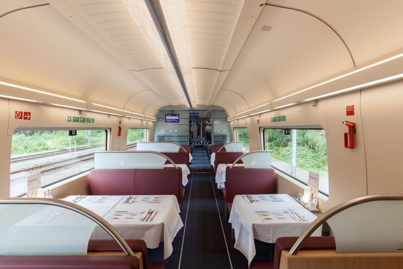 Alle ICE-4-Züge werden ein Bordrestaurant haben. Bis zu 22 Gäste finden auf Sitzbänken Platz und können den gastronomischen Service mit Bedienung nutzen. Die Anzahl der Restaurantplätze ist auf die jeweilige Zugvariante abgestimmt und kann nach Bedarf flexibel angepasst werden. (Siemens)