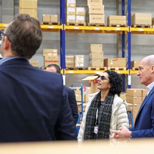 Ritu Favre, Group President Emerson Test and Measurement, beim Besuch des NI-Lagers bei Datatec. (Bild:  Datatec)