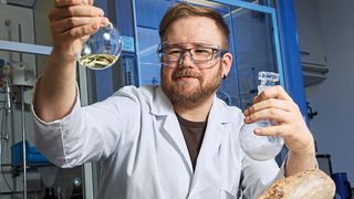 Bernhard Stadler, wissenschaftlicher Mitarbeiter am Leibniz-Institut für Katalyse in Rostock, entwickelt Klebstoff aus Holzabfällen. (Bild: Nordlicht/LIKAT)