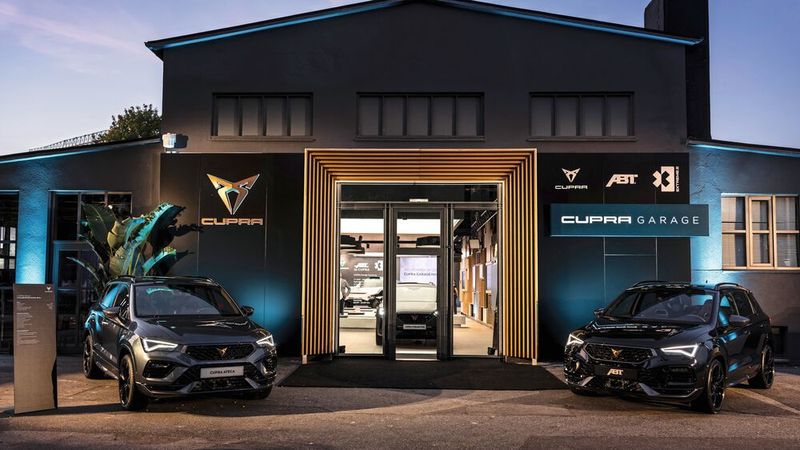 Die Cupra Garage in Hamburg: So oder so ähnlich werden künftig wohl viele Cupra-Vertretungen aussehen. Die Cupra Garage in Hamburg: So oder so ähnlich werden künftig wohl viele Cupra-Vertretungen aussehen.