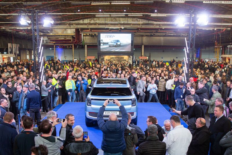 Neben dem Hellblau des Modells im Fotostudio wird es den Explorer in den Farben Rot, Weiß, Schwarz und Grau geben. Der Ford Explorer startet zu Preisen ab rund 45.000 Euro. Die ersten Autos sollen noch vor Weihnachten 2023 zu den Käufern rollen. (Bild: Ford)