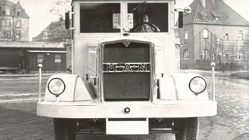 Ab den Dreißigerjahren wurden die Lkw und auch das Fahrerhaus immer größer. Es war nun komplett mit Scheiben geschlossen. Winker zeigten den anderen Verkehrsteilnehmern an, dass der Fahrer abbiegen wollte. Bereits seit 1930 zierten außerdem die Buchstaben „MAN“ den verchromten Kühlergrill. Die Modelle MK25 und MK26 erhielten ab 1949 sogar eine Heizung.  (Bild: MAN)