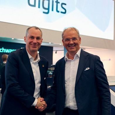 Cedrik Neike (Siemens, links) und Bernie Wagner (Schwarz Digits) bei der Vertragsunterzeichnung auf der Hannover Messe 2026. STACKIT erhält durch die Kooperation  eine private 5G-Konnektivitätsschicht für Behörden und KRITIS-Betreiber. (Bild: Schwarz Digits)