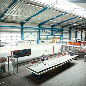 Bis 8000 mm lange,  2500 mm breite und  30 mm dicke Bleche schneiden: die Laserschneidanlage ByStar Fiber 8025 beim Metallverarbeiter Langen CNC Metalltechnik in Hilkenbrook.(Bild:  Daniel Kunzfeld/Bystronic)