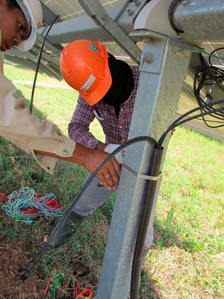 Ein Mitarbeiter installiert die wasserdichte Solarleitung. (Lapp Gruppe)