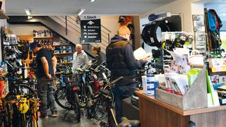 Ein Fahrradshop ergänzt das klassische Pkw-Geschäft im Autohaus Dämpfle. (Bild: Mauritz)