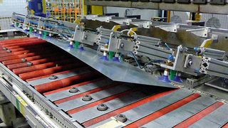 Danach schwenkt der Greifer über eine ausgeklügelte Kinematik die Platine in Richtung Abkantpresse. (Kuhn)