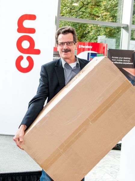 In diesem Karton versteckte sich der 3. Tombolapreis, ein Ergotron Workfit-A Sitz-Steh-Arbeitsplatz für Apple, gesponsert von Tech Data. Zum Glück reiste der Gewinner Ulrich Becker (Linetec Desktop Publishing Systeme e.K.) mit dem Auto an. (Bild: Nic Fey)